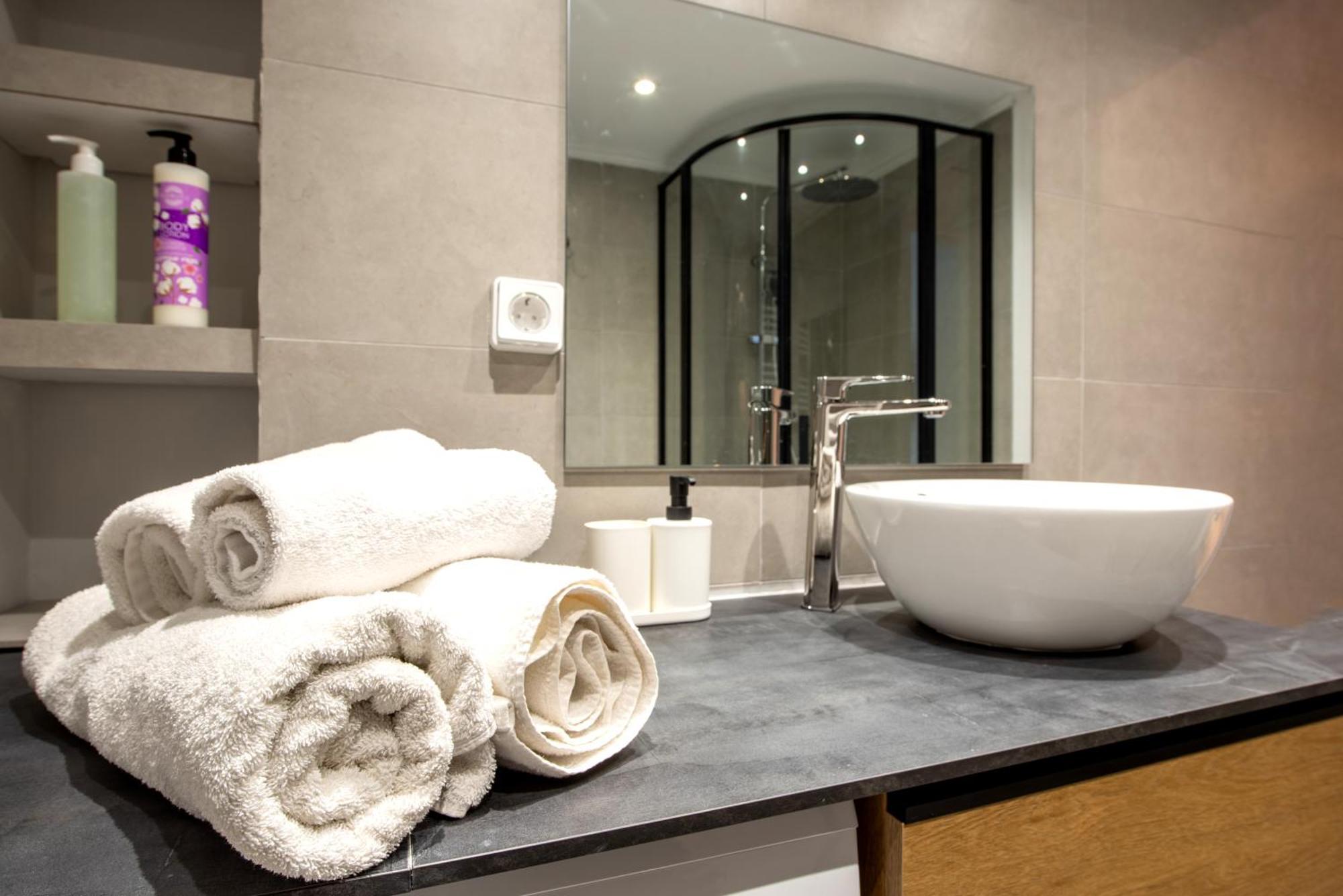 Spacious And Modern One Bedroom Apartment Афіни Екстер'єр фото